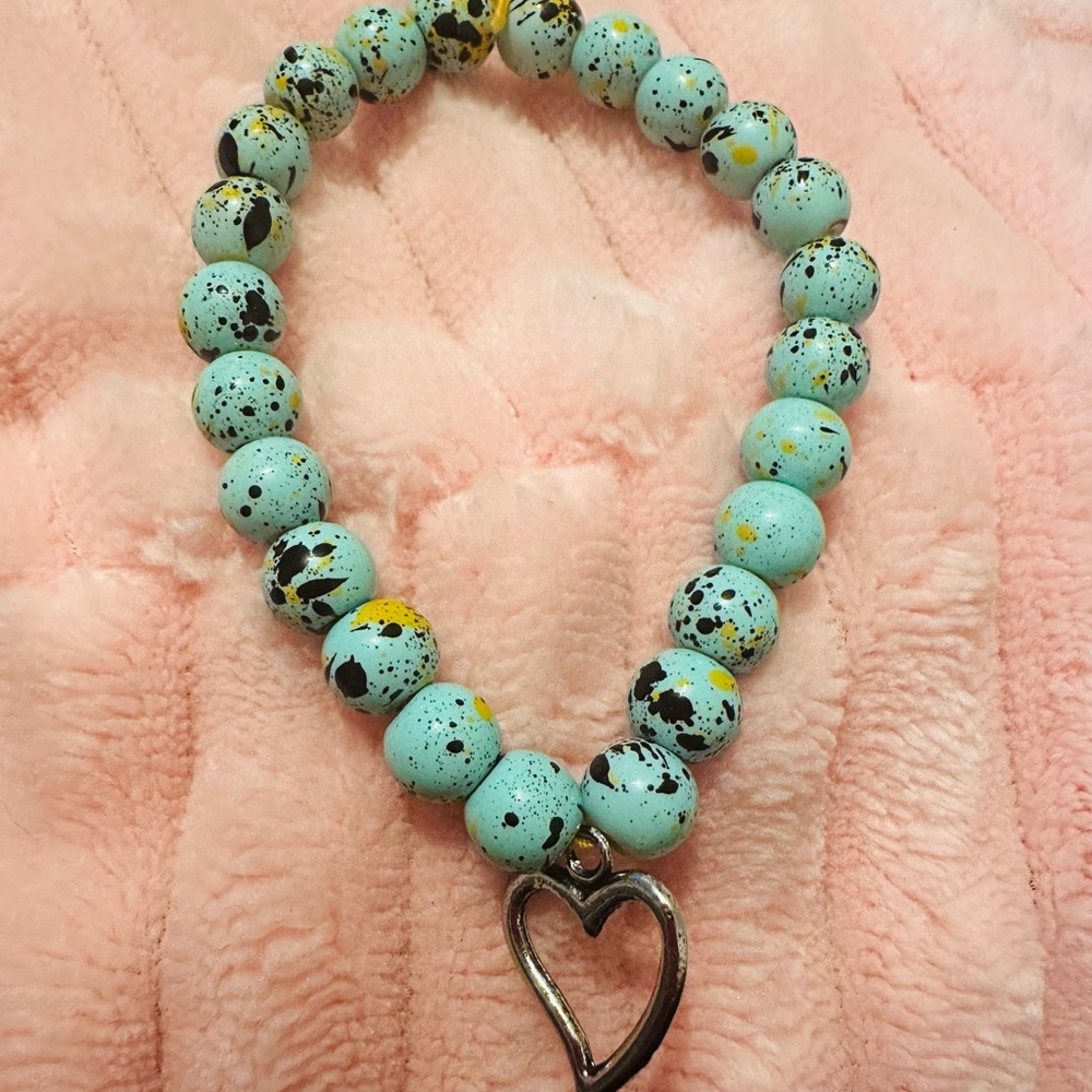 Stunning glass bracelet with heart charm
